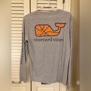 Vineyard Vines Long sleeve Basketball whale with pocket